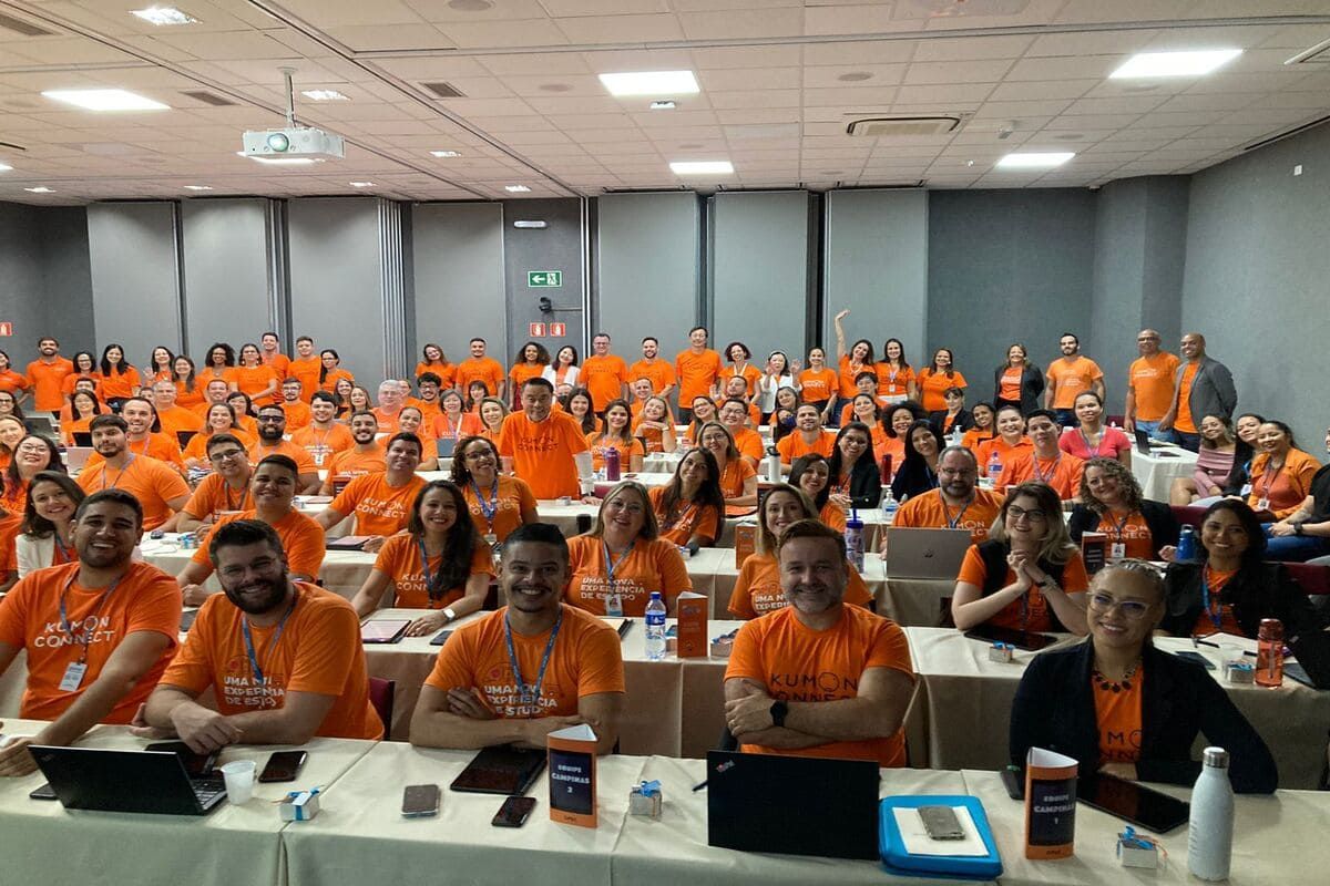 Orientadora do Kumon observando a aluna realizar a sua lição dentro da unidade