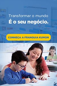 Professora orientando o aluno