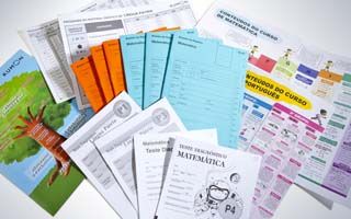 Materiais didáticos e itens de apoio organizados para o funcionamento da unidade Kumon