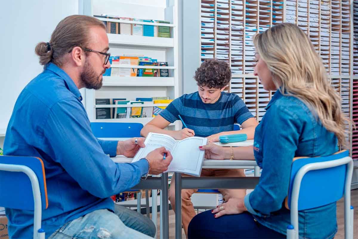 Colaborador do Kumon realizando o suporte no primeiro atendimento do franqueado