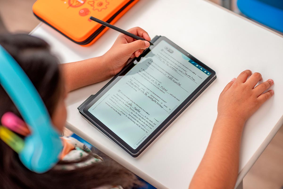 Imagem do tablet mostrando um exercicio de inglês