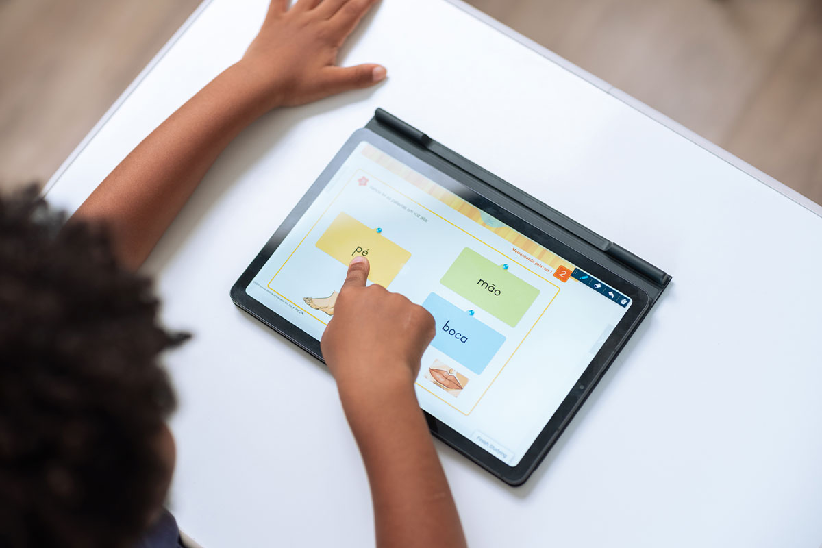 Tela do tablet com lição de português do Kumon
