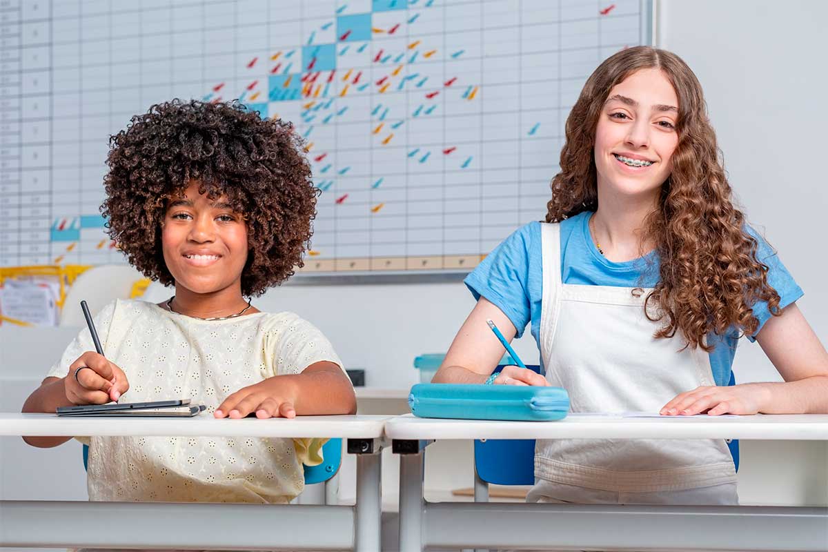Duas meninas felizes dentro de unidade do Kumon