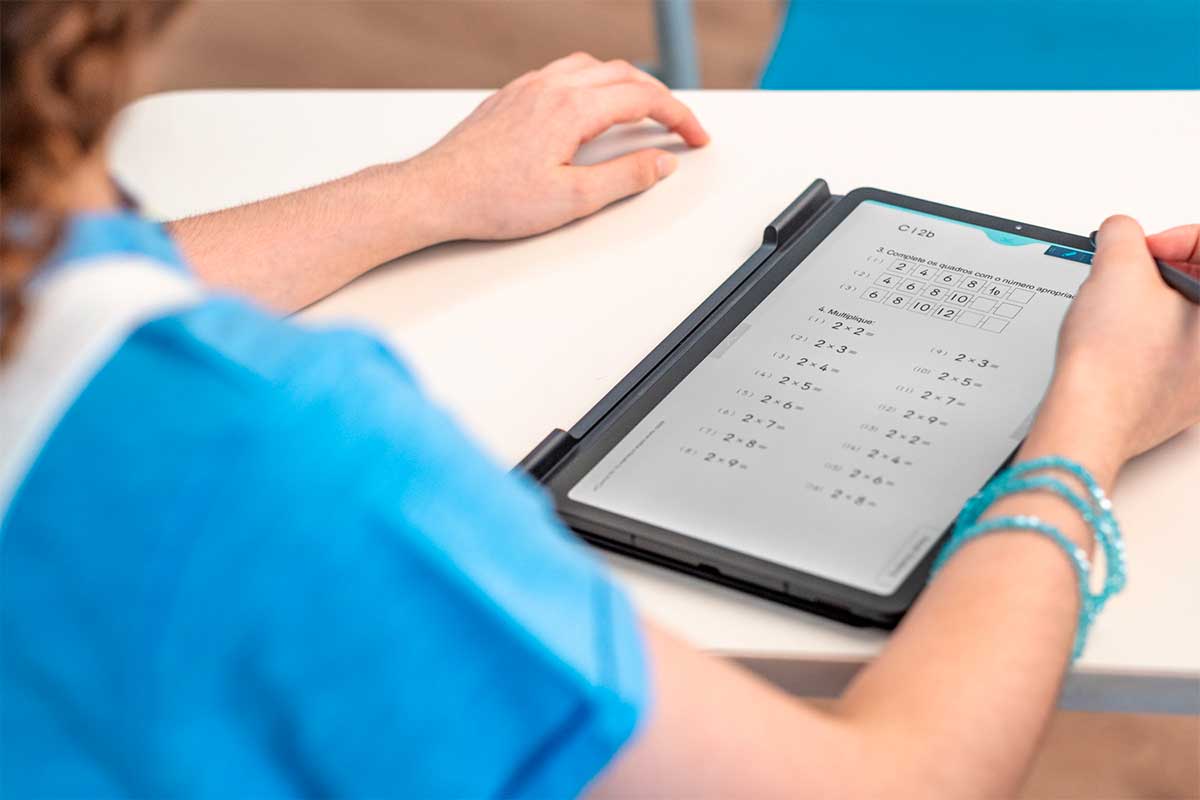 Imagem do tablet mostrando a tela de exercício de matemática